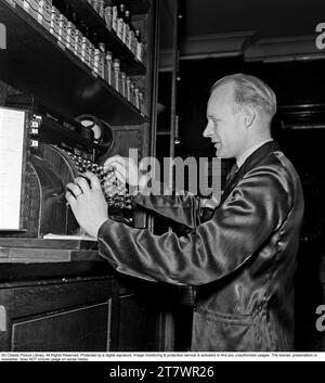 Dans les années 1940 Un homme à une caisse enregistreuse. 1942 réf. Kristoffersson A122-6 Banque D'Images