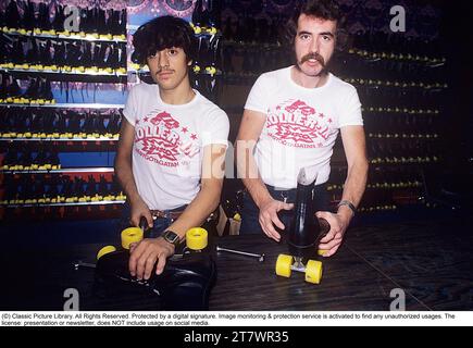 Le plaisir du patin à roulettes dans les années 1970 Intérieur d'une discothèque de roller avec des gens roller. Le patinage à roulettes a commencé à prendre de la tendance à cette époque et tout au long des années 1970 lorsque le patinage à roulettes était associé à la musique disco et aux discothèques à roulettes. Suède 1978 Banque D'Images