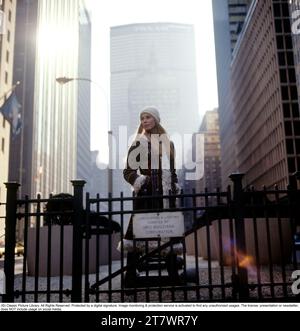 style de vie et mode des années 1970. Une jeune femme portant un manteau typique des années 1970 sur cette photo prise à Manhattan New York avec le bâtiment Pan Am en arrière-plan. Elle s'appelle Marita Lindholm, mannequin. 1971 Banque D'Images