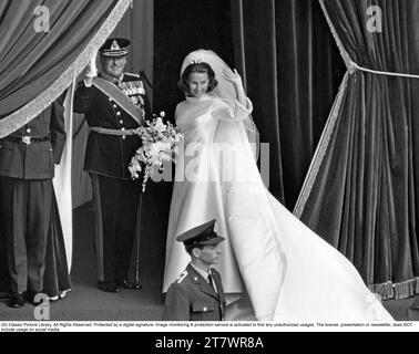 Sonja à son mariage avec Harald V de Norvège à Oslo domkyrka le 29 1968 août. A côté d'elle le roi, Olav V de Norvège Banque D'Images