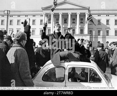 Harald V de Norvège s'est fiancé à Sonja Haraldsen le 19 mars 1968 et le nouveau de l'engagement est sur tous les journaux. Banque D'Images