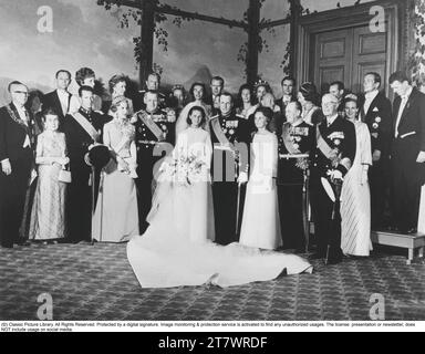 Roi Harald de Norvège. Photographié lorsqu'il est prince héritier avec sa femme Sonja lors de leur mariage à Oslo domkyrka le 29 1968 août. Mariage de Harald V de Norvège et Sonja de Norvège le 29 août 1968. Première rangée à partir de la gauche : le président finlandais Kekkonen avec son épouse, le roi Baudouin, la reine Ingrid et le roi Frederik du Danemark, la princesse héritière Sonja et le prince héritier Harald, Mme Dagny Haraldsen, le roi Olav V et le roi Gustav V Adolphe de Suède. Deuxième rangée F.v., Princesse Anne de Danemark, le Président de l'Islande Eldjarn et son épouse, la Princesse Margaretha, Erling Lorentzen, Princesse Ragnhild Mme Lorentzen, Princesse Astrid Banque D'Images