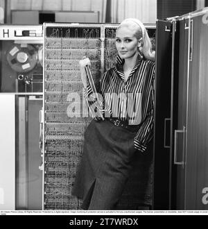 Dans les années 1960 Mannequin portant les vêtements typiques de 1965. La photographie a été prise dans une salle d'ordinateur central des années 1960. Photo prise 1965. Réf. DV16 Banque D'Images