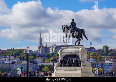 Budapest, Hongrie, 3 novembre 2023 : Statue du comte Gyula Andrássy sur la place Kossuth avec le quai Buda en arrière-plan par une journée ensoleillée Banque D'Images