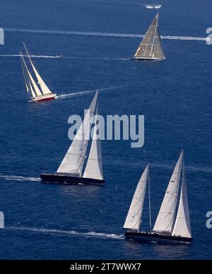 Photo aérienne en hélicoptère de quatre grands voiliers au vent lors de la régate Superyacht Cup à Palma de Majorque. Banque D'Images