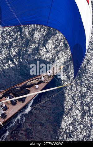 Photo d'hélicoptère aérien du voilier J Class VELSHEDA sous pleine voile avec spinnaker. Banque D'Images