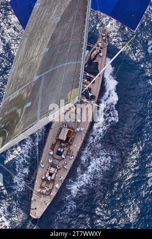 Photo d'hélicoptère aérien du voilier J Class VELSHEDA sous pleine voile avec spinnaker. Banque D'Images