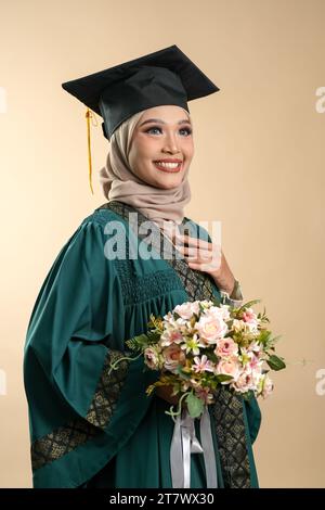 Femme musulmane posant en tenue de graduation Banque D'Images