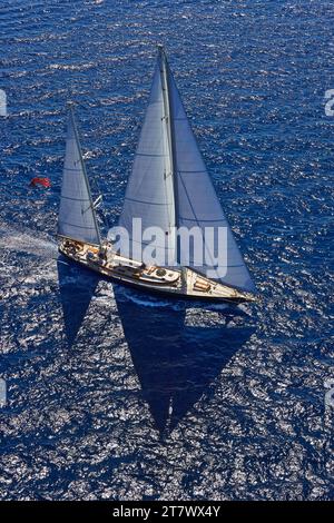 Photo d'hélicoptère aérien du voilier de 34m signe en pleine voile. Banque D'Images