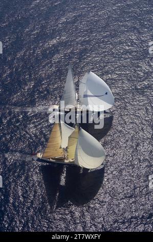 Photo aérienne de Borkumriff IV et Meteor en train de courir sous le vent avec leurs spinnakers. Banque D'Images