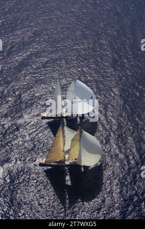 Photo aérienne de Borkumriff IV et Meteor en train de courir sous le vent avec leurs spinnakers. Banque D'Images