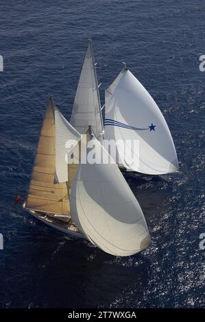 Photo aérienne de Borkumriff IV et Meteor en train de courir sous le vent avec leurs spinnakers. Banque D'Images