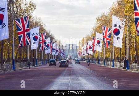 Londres, Angleterre, Royaume-Uni. 17 novembre 2023. Drapeaux de la République de Corée et Union Jacks alignent le Mall avant la visite d'État du président Yoon Suk Yeol au Royaume-Uni. Le Président et son épouse Kim Keon Hee séjourneront comme invités du Roi Charles III du 21 au 23 novembre 2023. (Image de crédit : © Vuk Valcic/ZUMA Press Wire) USAGE ÉDITORIAL SEULEMENT! Non destiné à UN USAGE commercial ! Banque D'Images