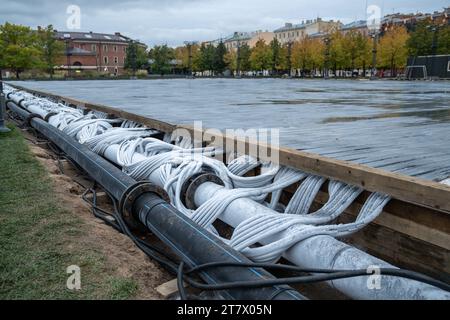 Coulage de tuyaux de système d'ingénierie moderne pour le refroidissement de patinoire. Préparation pour l'activité hivernale Banque D'Images