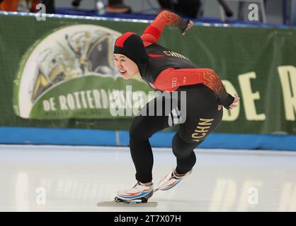 Pékin, Chine. 17 novembre 2023. Tian Ruining, de Chine, participe au 1e 500m féminin Division A le jour 1 de la coupe du monde de patinage de vitesse ISU à l’ovale national de patinage de vitesse à Beijing, capitale de la Chine, le 17 novembre 2023. Crédit : Ding Xu/Xinhua/Alamy Live News Banque D'Images