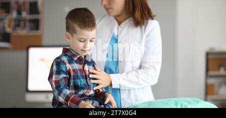 Médecin de visite pour petit enfant Banque D'Images