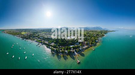 Vue aérienne à San Felice del Benaco au lac de Garde à Lobard, Italie, célèbre lieu de vacances touristiques d'été. Banque D'Images