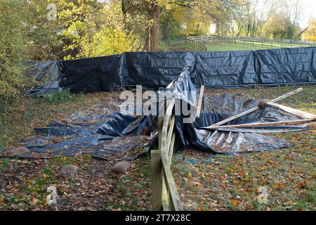 Hyde Heath, Royaume-Uni. 17 novembre 2023. Un gouffre géant HS2 est apparu dans le sol sur des terres agricoles et sous un sentier public / passerelle à Hyde Heath, Buckinghamshire. Le gouffre est au-dessus de l'endroit où HS2 creusent des tunnels pour le chemin de fer High Speed Rail 2. Le gouffre a maintenant été recouvert de plastique noir et est surveillé par HS2. Heureusement, personne n'a été blessé quand cela s'est produit. Un autre gouffre est apparu à Shardeloes près d'Amersham plus tôt cette année qui a maintenant été rempli par HS2. Crédit : Buckctrypics/Alamy Live News Banque D'Images