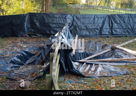 Hyde Heath, Royaume-Uni. 17 novembre 2023. Un gouffre géant HS2 est apparu dans le sol sur des terres agricoles et sous un sentier public / passerelle à Hyde Heath, Buckinghamshire. Le gouffre est au-dessus de l'endroit où HS2 creusent des tunnels pour le chemin de fer High Speed Rail 2. Le gouffre a maintenant été recouvert de plastique noir et est surveillé par HS2. Heureusement, personne n'a été blessé quand cela s'est produit. Un autre gouffre est apparu à Shardeloes près d'Amersham plus tôt cette année qui a maintenant été rempli par HS2. Crédit : Buckctrypics/Alamy Live News Banque D'Images