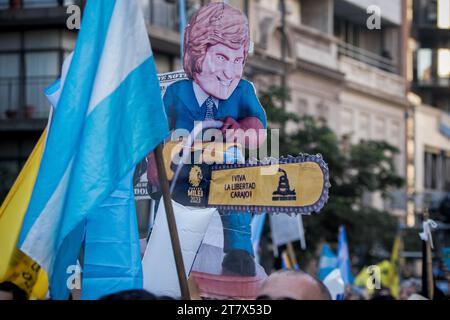 Cordoba, Argentine. 16 novembre 2023. Une poupée en carton représente le candidat conservateur de droite Milei avec une tronçonneuse et le serpent que son parti a adopté comme symbole de ses idées. L'anarcho-capitaliste autoproclamé aime apparaître avec une tronçonneuse. Crédit : Sebastian Salguero/dpa/Alamy Live News Banque D'Images