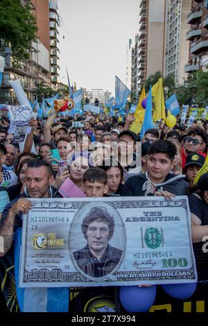 Cordoba, Argentine. 16 novembre 2023. Les gens brandissent un billet de dollar américain avec un portrait du candidat conservateur de droite à la présidence Milei lors de son dernier rassemblement de campagne. Milei promet d’abolir la banque centrale Argentine et d’introduire le dollar américain comme monnaie. Crédit : Sebastian Salguero/dpa/Alamy Live News Banque D'Images