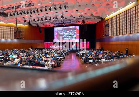 Brunswick, Allemagne. 17 novembre 2023. Les membres du parti suivent le congrès national des jeunes socialistes (Jusos). Crédit : Moritz Frankenberg/dpa/Alamy Live News Banque D'Images