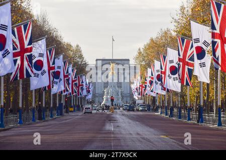 Londres, Royaume-Uni. 17 novembre 2023. Drapeaux de la République de Corée et Union Jacks alignent le Mall avant la visite d'État du président Yoon Suk Yeol au Royaume-Uni. Le Président et son épouse Kim Keon Hee séjourneront comme invités du Roi Charles III du 21 au 23 novembre 2023. Crédit : Vuk Valcic/Alamy Live News Banque D'Images