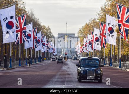 Londres, Royaume-Uni. 17 novembre 2023. Drapeaux de la République de Corée et Union Jacks alignent le Mall avant la visite d'État du président Yoon Suk Yeol au Royaume-Uni. Le Président et son épouse Kim Keon Hee séjourneront comme invités du Roi Charles III du 21 au 23 novembre 2023. Crédit : Vuk Valcic/Alamy Live News Banque D'Images