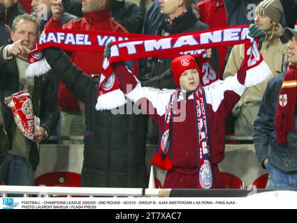 FOOTBALL - LIGUE DES CHAMPIONS 2002/03 - 2E TOUR - 021210 - GROUPE B - AJAX AMSTERDAM V AS ROMA - FANS AJAX - PHOTO LAURENT BAHEUX / FLASH PRESS Banque D'Images