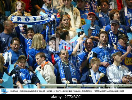 FOOTBALL - CHAMPIONNAT DE FRANCE 2002/03 - 020928 - ES TROYES V OLYMPIQUE LYONNAIS - FANS DE TROYES - PHOTO LAURENT BAHEUX / PRESSE FLASH Banque D'Images