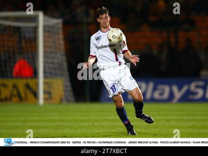 FOOTBALL - CHAMPIONNAT DE FRANCE 2002/03 - 020928 - ES TROYES V OLYMPIQUE LYONNAIS - JEREMY BRECHET (LYON) - PHOTO LAURENT BAHEUX / PRESSE FLASH Banque D'Images