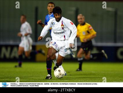 FOOTBALL - CHAMPIONNAT DE FRANCE 2002/03 - 020928 - ES TROYES V OLYMPIQUE LYONNAIS - VIKASH DHORASOO (LYON) - PHOTO LAURENT BAHEUX / PRESSE FLASH Banque D'Images