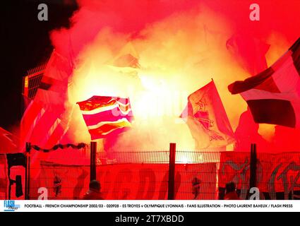 FOOTBALL - CHAMPIONNAT DE FRANCE 2002/03 - 020928 - ES TROYES V OLYMPIQUE LYONNAIS - ILLUSTRATION DES FANS - PHOTO LAURENT BAHEUX / PRESSE FLASH Banque D'Images