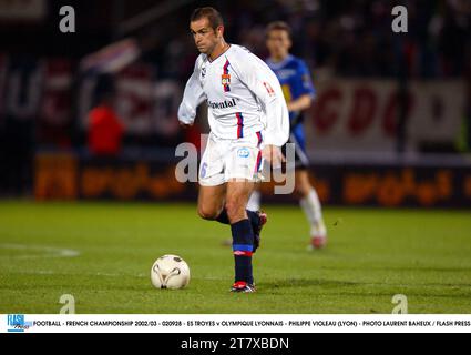 FOOTBALL - CHAMPIONNAT DE FRANCE 2002/03 - 020928 - ES TROYES V OLYMPIQUE LYONNAIS - PHILIPPE VIOLEAU (LYON) - PHOTO LAURENT BAHEUX / PRESSE FLASH Banque D'Images