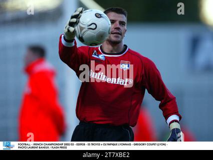 FOOTBALL - CHAMPIONNAT DE FRANCE 2002/03 - 020928 - ES TROYES V OLYMPIQUE LYONNAIS - GREGORY COUPET (LYON) - PHOTO LAURENT BAHEUX / FLASH PRESS Banque D'Images