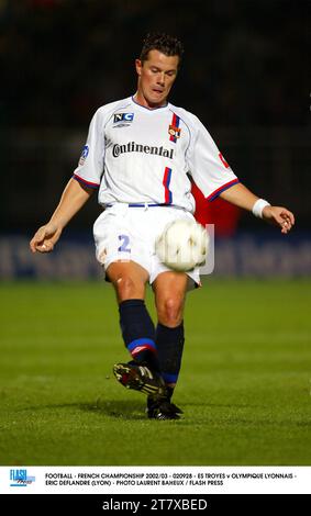 FOOTBALL - CHAMPIONNAT DE FRANCE 2002/03 - 020928 - ES TROYES V OLYMPIQUE LYONNAIS - ERIC DEFLANDRE (LYON) - PHOTO LAURENT BAHEUX / PRESSE FLASH Banque D'Images