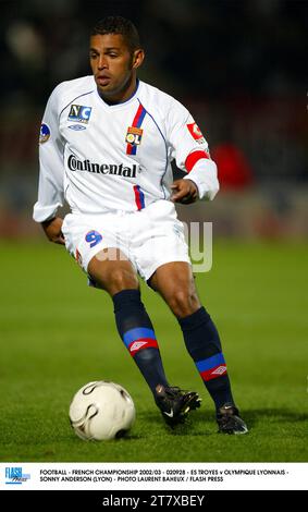 FOOTBALL - CHAMPIONNAT DE FRANCE 2002/03 - 020928 - ES TROYES V OLYMPIQUE LYONNAIS - SONNY ANDERSON (LYON) - PHOTO LAURENT BAHEUX / PRESSE FLASH Banque D'Images