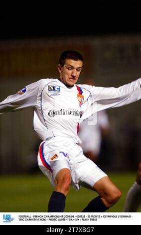 FOOTBALL - CHAMPIONNAT DE FRANCE 2002/03 - 020928 - ES TROYES V OLYMPIQUE LYONNAIS - ERIC CARRIERE (LYON) - PHOTO LAURENT BAHEUX / FLASH PRESS Banque D'Images