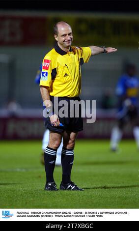 FOOTBALL - CHAMPIONNAT DE FRANCE 2002/03 - 020928 - ES TROYES V OLYMPIQUE LYONNAIS - CLAUDE COLOMBO (ARBITRE) - PHOTO LAURENT BAHEUX / FLASH PRESS Banque D'Images