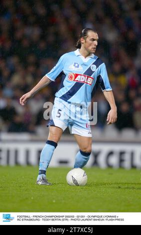 FOOTBALL - CHAMPIONNAT DE FRANCE 2002/03 - 021201 - OLYMPIQUE LYONNAIS V RC STRASBOURG - TEDDY BERTIN (STR) - PHOTO LAURENT BAHEUX / PRESSE FLASH Banque D'Images