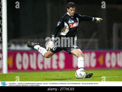 FOOTBALL - CHAMPIONNAT DE FRANCE 2002/03 - 021201 - OLYMPIQUE LYONNAIS V RC STRASBOURG - NICOLAS BONIS (STR) - PHOTO LAURENT BAHEUX / PRESSE FLASH Banque D'Images