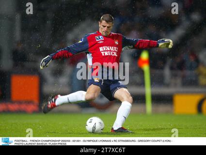 FOOTBALL - CHAMPIONNAT DE FRANCE 2002/03 - 021201 - OLYMPIQUE LYONNAIS V RC STRASBOURG - GREGORY COUPET (LYON) - PHOTO LAURENT BAHEUX / PRESSE FLASH Banque D'Images