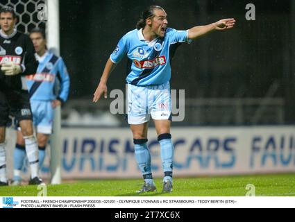 FOOTBALL - CHAMPIONNAT DE FRANCE 2002/03 - 021201 - OLYMPIQUE LYONNAIS V RC STRASBOURG - TEDDY BERTIN (STR) - PHOTO LAURENT BAHEUX / PRESSE FLASH Banque D'Images