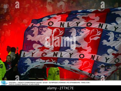 FOOTBALL - CHAMPIONNAT DE FRANCE 2002/03 - 021201 - OLYMPIQUE LYONNAIS V RC STRASBOURG - FANS LYON - PHOTO LAURENT BAHEUX / PRESSE FLASH Banque D'Images