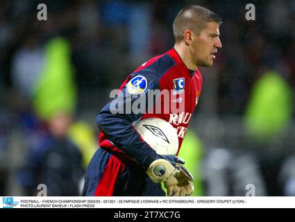 FOOTBALL - CHAMPIONNAT DE FRANCE 2002/03 - 021201 - OLYMPIQUE LYONNAIS V RC STRASBOURG - GREGORY COUPET (LYON) - PHOTO LAURENT BAHEUX / PRESSE FLASH Banque D'Images