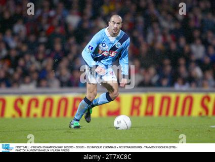 FOOTBALL - CHAMPIONNAT DE FRANCE 2002/03 - 021201 - OLYMPIQUE LYONNAIS V RC STRASBOURG - YANNICK FISCHER (STR) - PHOTO LAURENT BAHEUX / PRESSE FLASH Banque D'Images