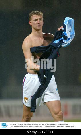 FOOTBALL - CHAMPIONNAT DE FRANCE 2002/03 - 021201 - OLYMPIQUE LYONNAIS V RC STRASBOURG - TONY VAIRELLES (LYON) - PHOTO LAURENT BAHEUX / PRESSE FLASH Banque D'Images