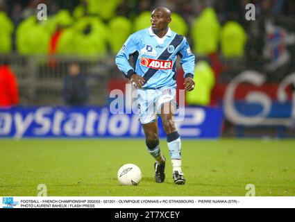 FOOTBALL - CHAMPIONNAT DE FRANCE 2002/03 - 021201 - OLYMPIQUE LYONNAIS V RC STRASBOURG - PIERRE NJANKA (STR) - PHOTO LAURENT BAHEUX / FLASH PRESS Banque D'Images