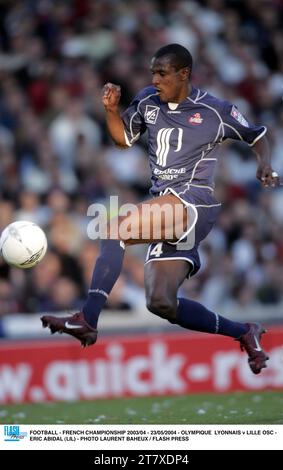 FOOTBALL - CHAMPIONNAT DE FRANCE 2003/04 - 23/05/2004 - OLYMPIQUE LYONNAIS V LILLE OSC - ERIC ABIDAL (LIL) - PHOTO LAURENT BAHEUX / PRESSE FLASH Banque D'Images