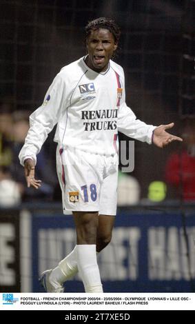 FOOTBALL - CHAMPIONNAT DE FRANCE 2003/04 - 23/05/2004 - OLYMPIQUE LYONNAIS V LILLE OSC - PEGGUY LUYINDULA (LYON) - PHOTO LAURENT BAHEUX / FLASH PRESS Banque D'Images